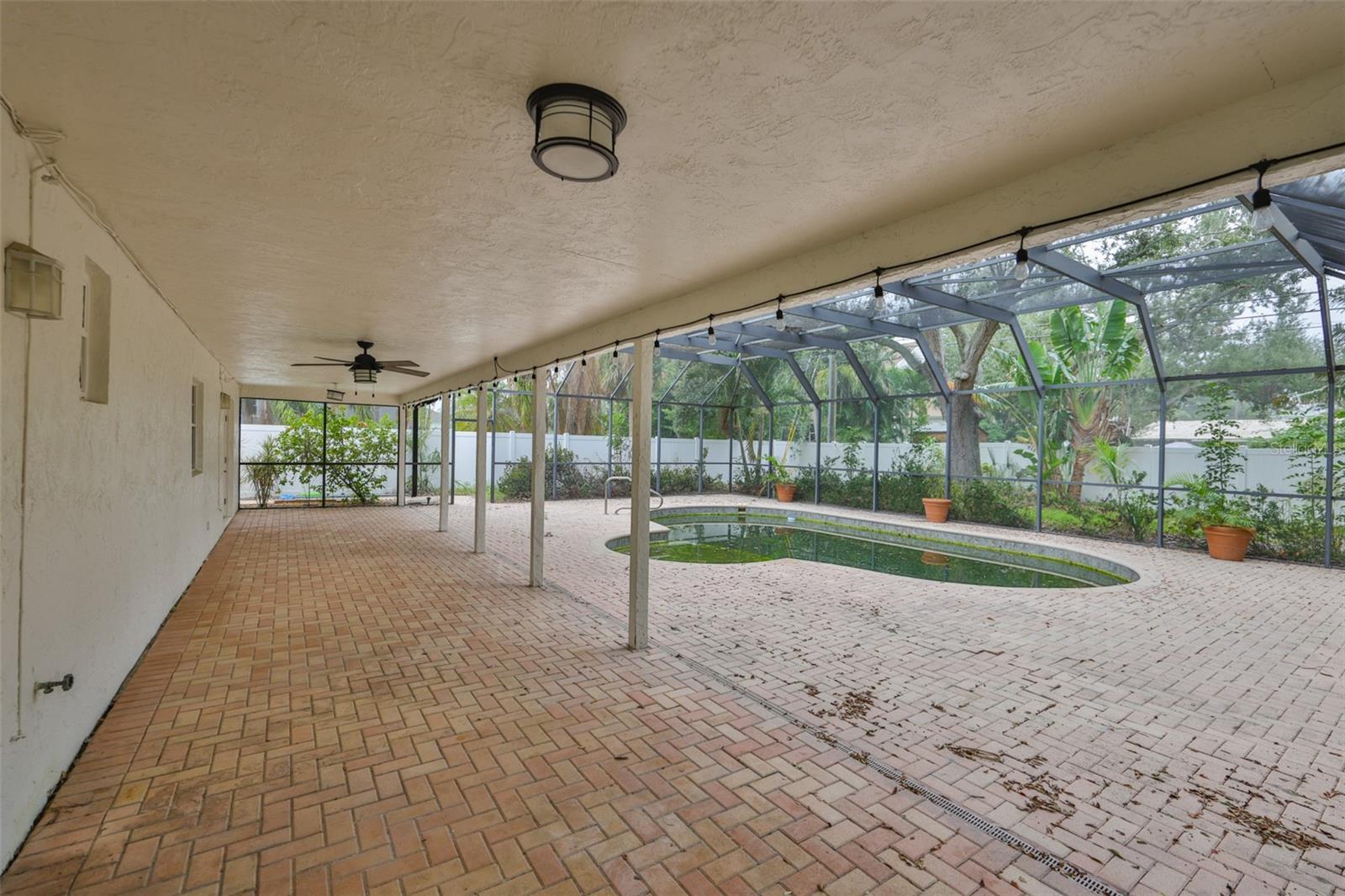 Listing photo id 35 for 456 Rafael Boulevard Ne