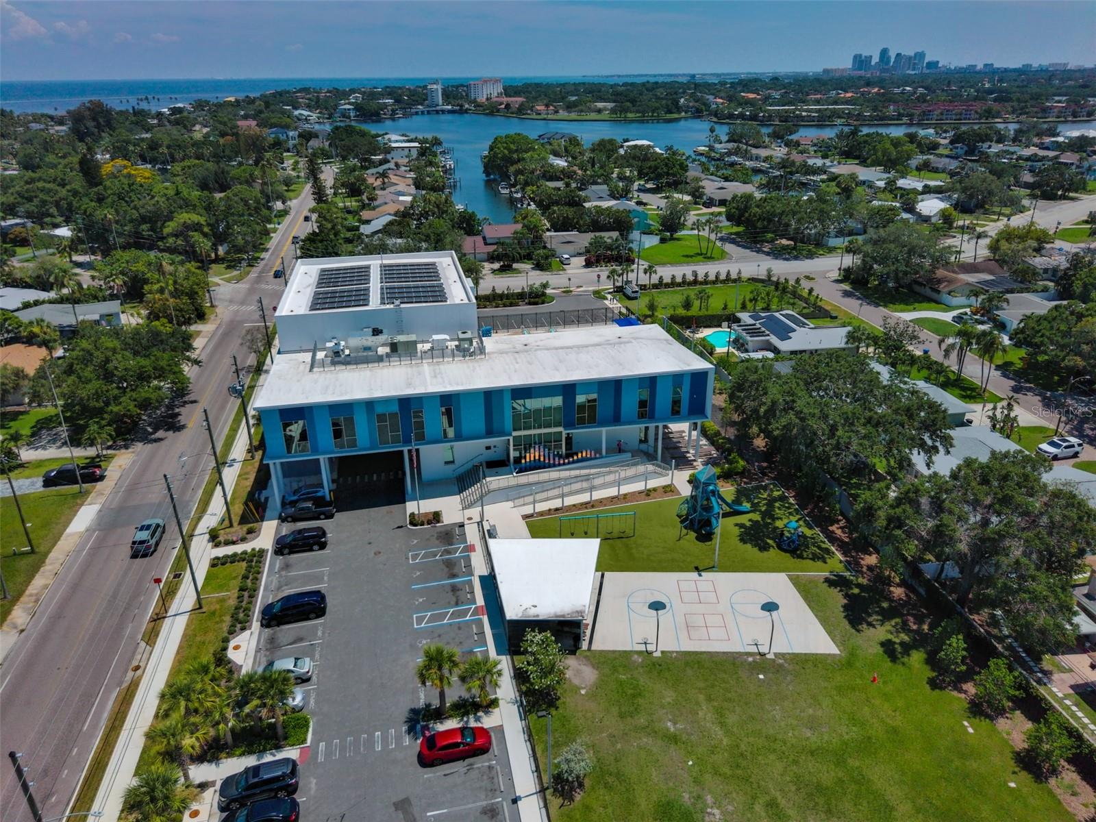 Listing photo id 37 for 456 Rafael Boulevard Ne