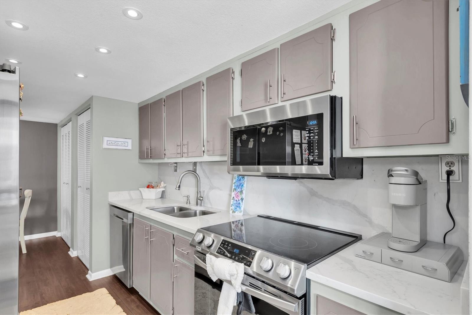 Image 14 of 51 For 660 Island Way 506