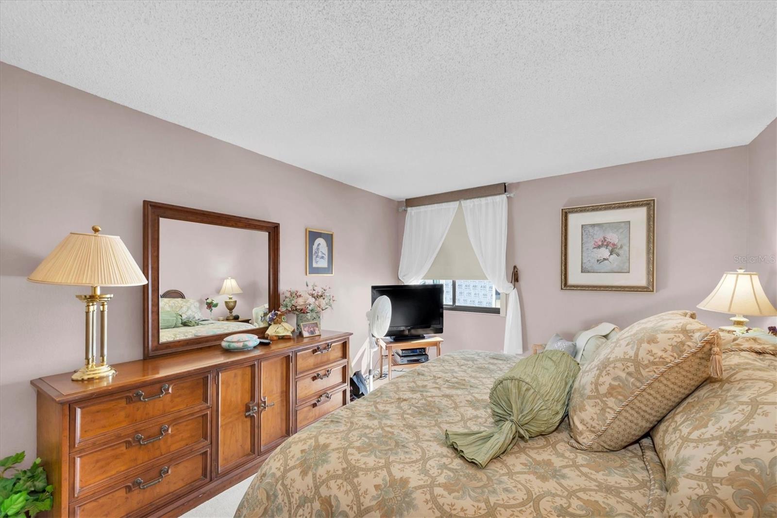 Image 19 of 51 For 660 Island Way 506