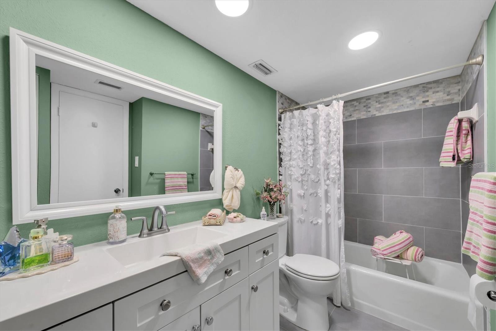 Image 22 of 51 For 660 Island Way 506