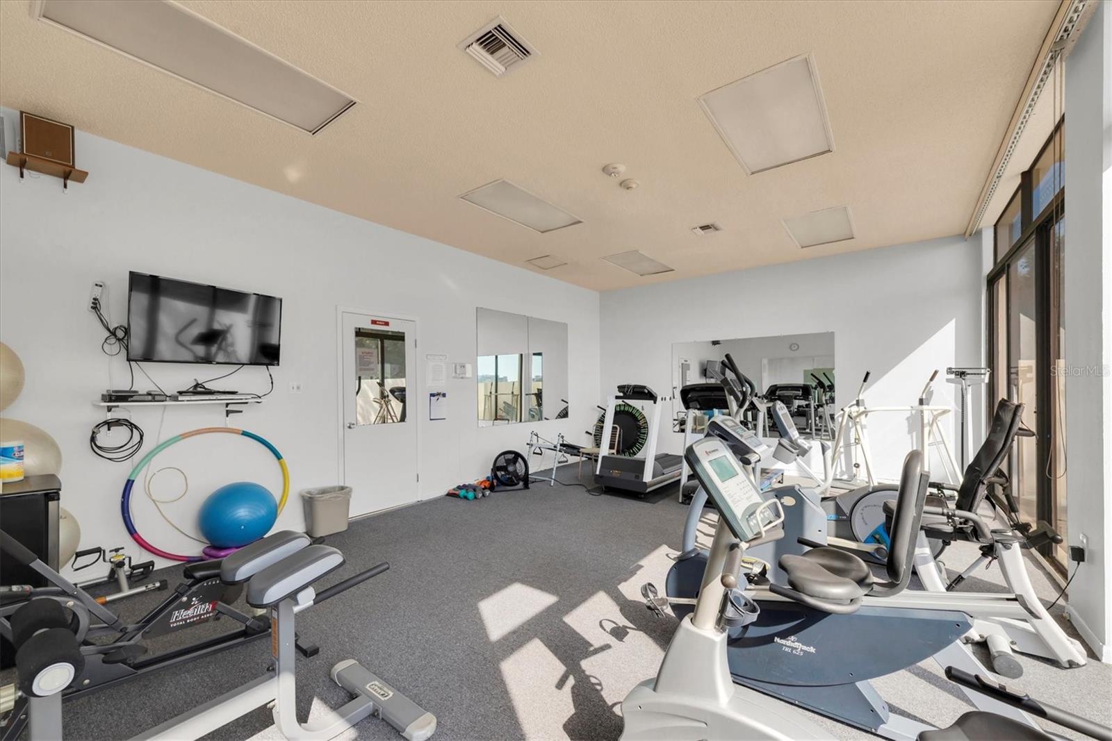 Image 33 of 51 For 660 Island Way 506