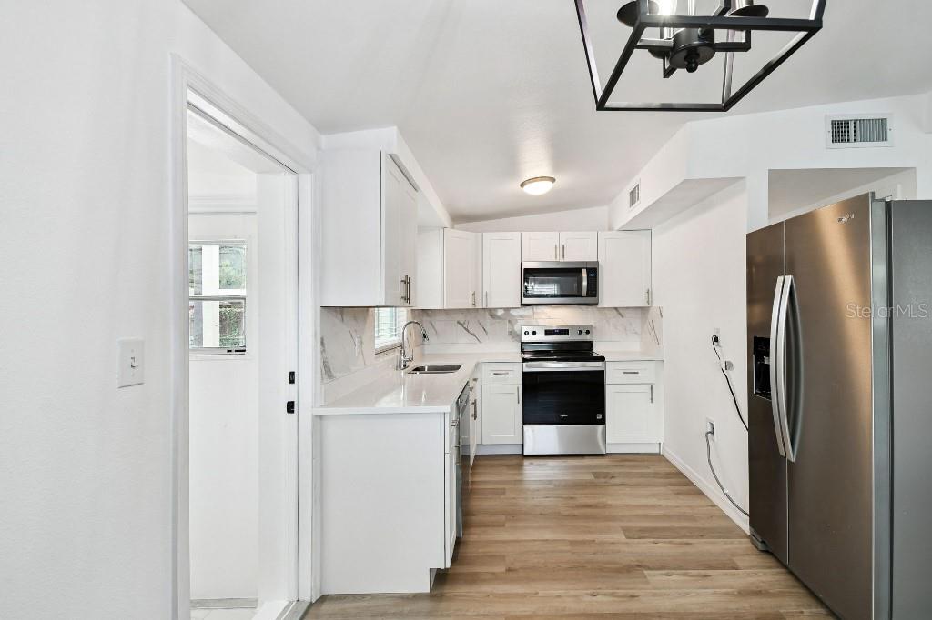 Listing photo id 4 for 8503 Taliaferro Avenue