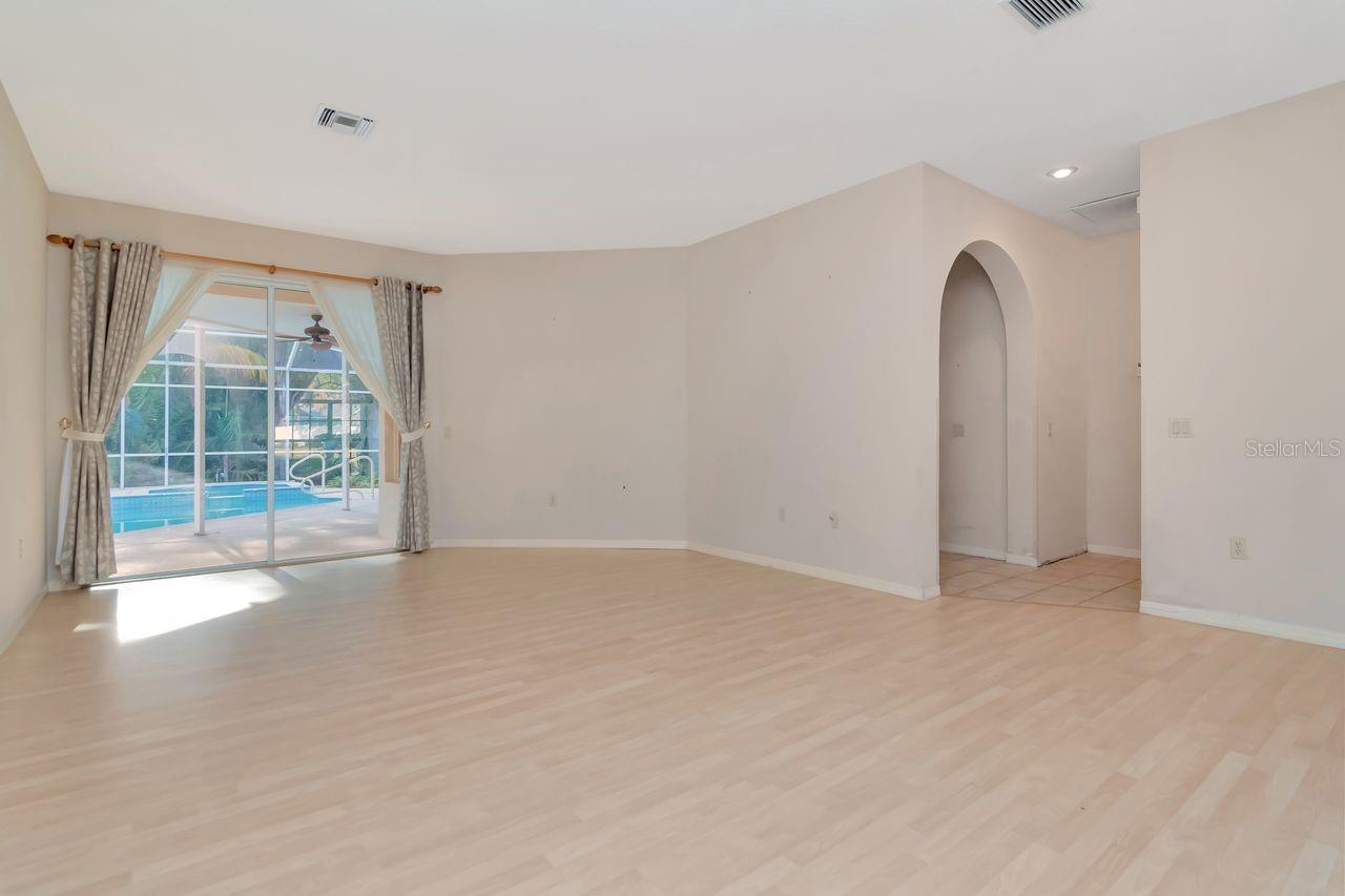 Image 41 of 63 For 4858 Augusta Avenue