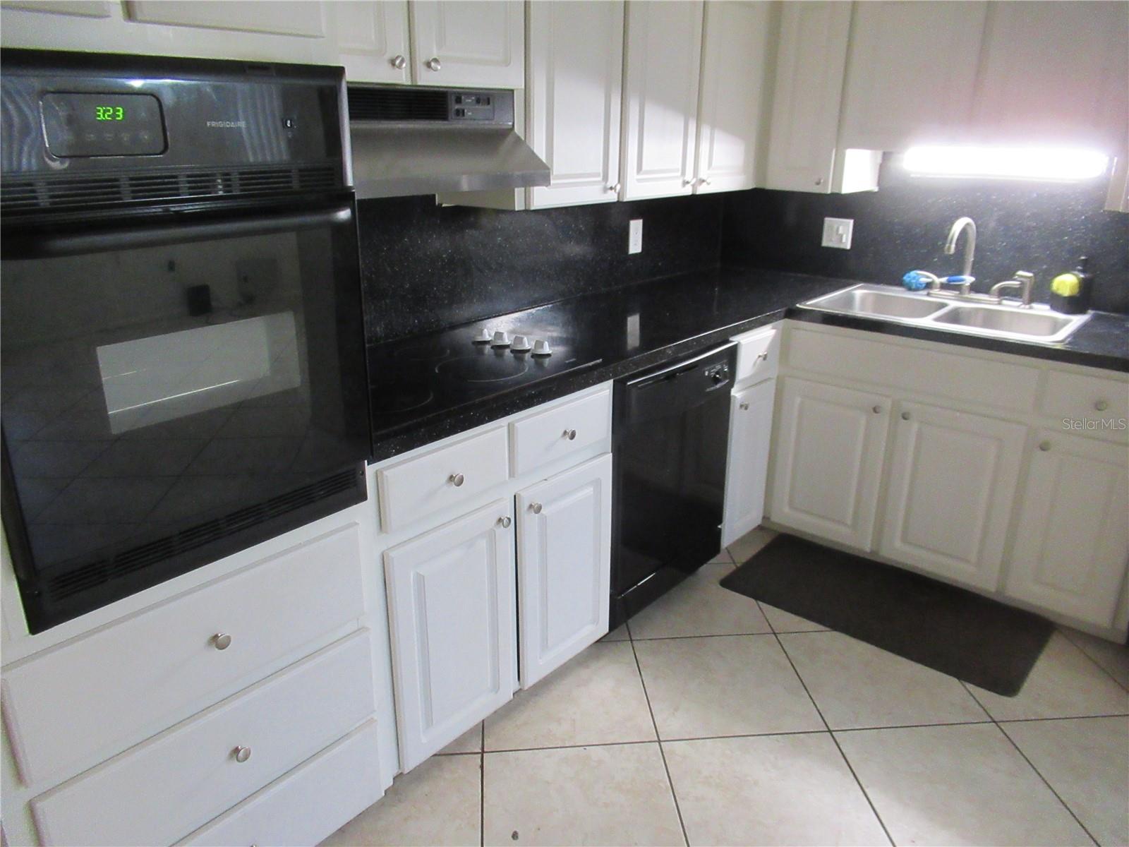 Image 6 of 26 For 2402 Ecuadorian Way 8