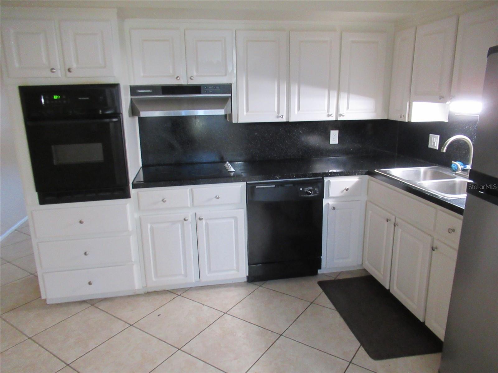 Image 8 of 26 For 2402 Ecuadorian Way 8