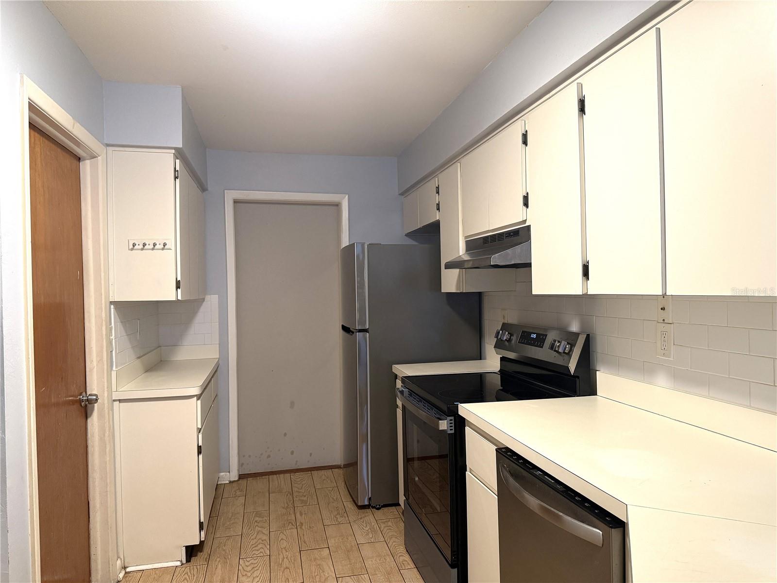 Image 6 of 31 For 8840 Martinique Lane