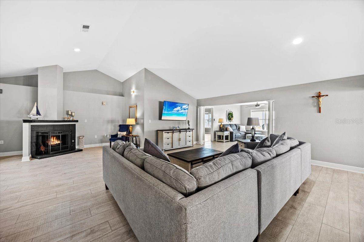 Image 7 of 82 For 156 Shoreline Drive