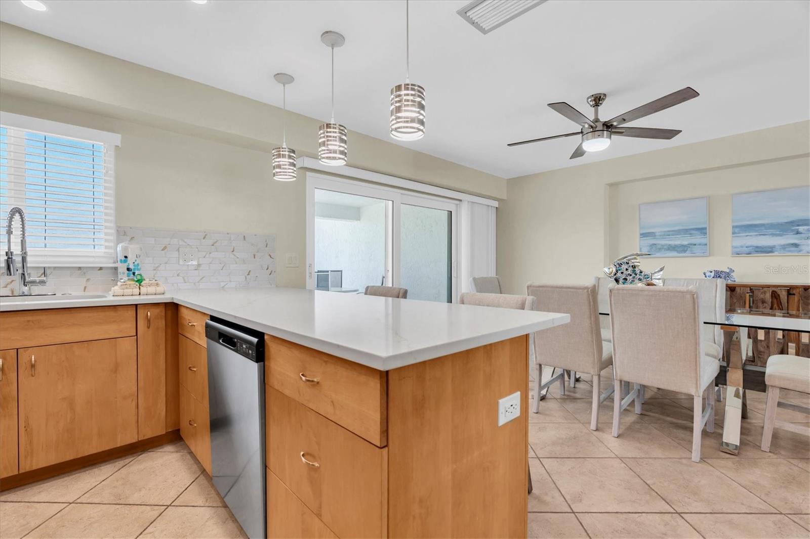 Image 15 of 45 For 5830 Midnight Pass Road 705