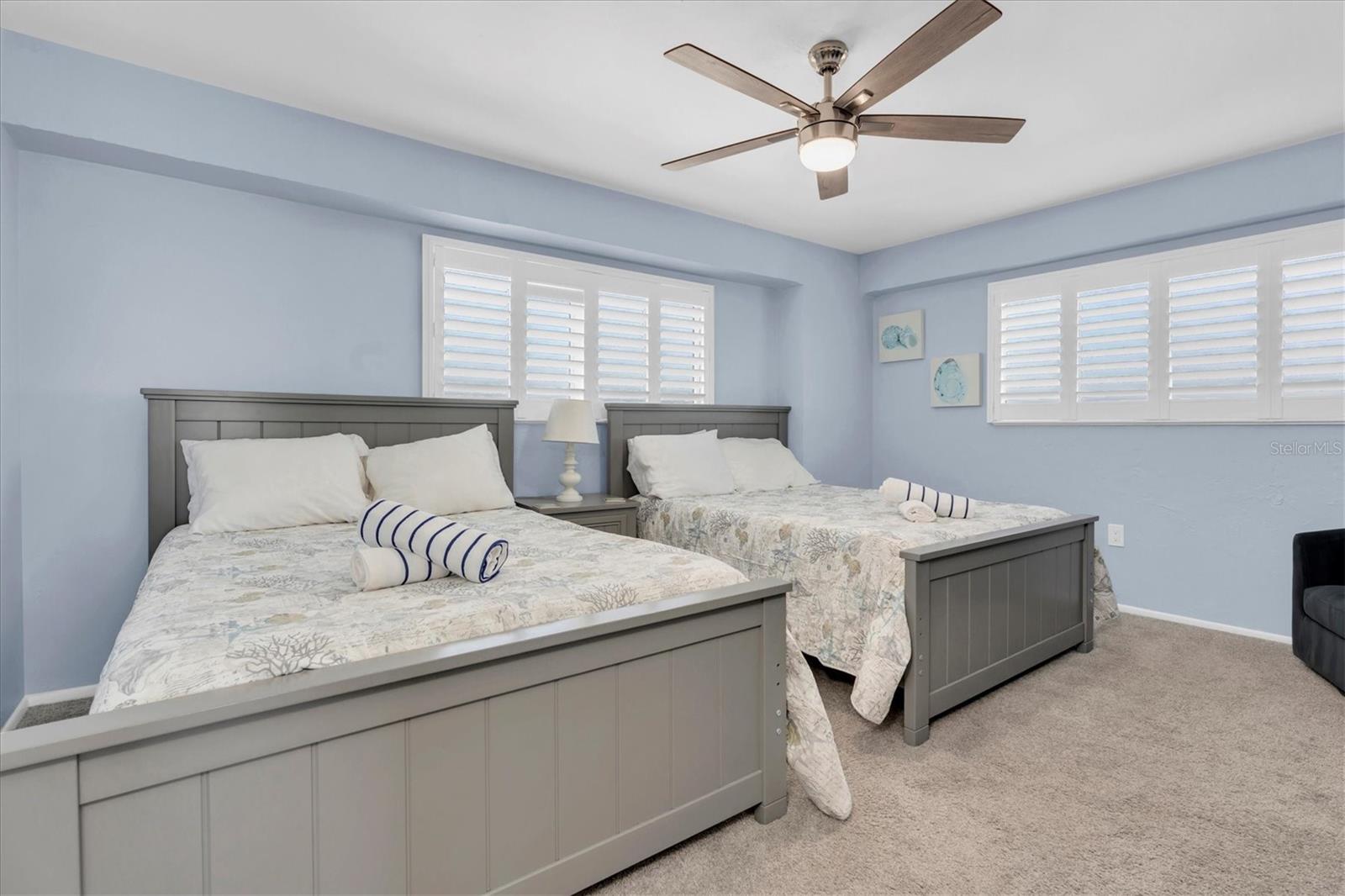 Image 22 of 45 For 5830 Midnight Pass Road 705