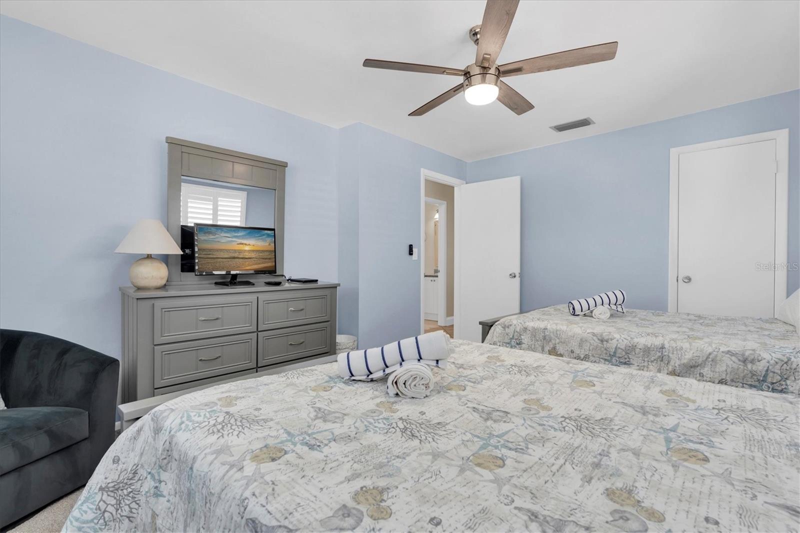 Image 23 of 45 For 5830 Midnight Pass Road 705