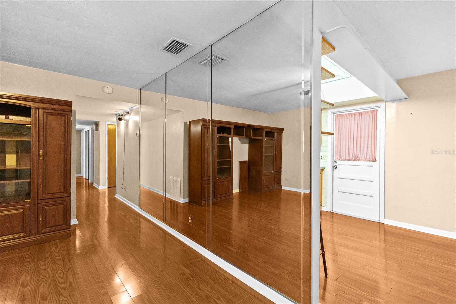 Image 18 of 49 For 1233 Lorie Circle