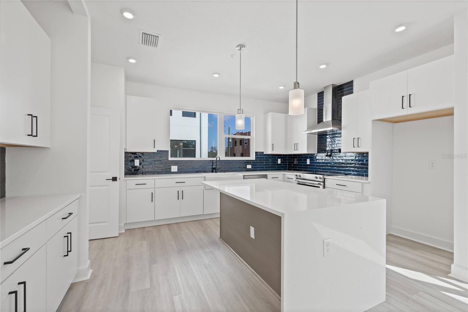 Listing photo id 11 for 307 15th Street N