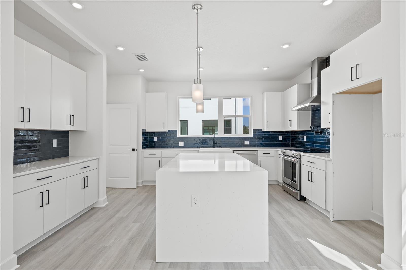 Listing photo id 12 for 307 15th Street N