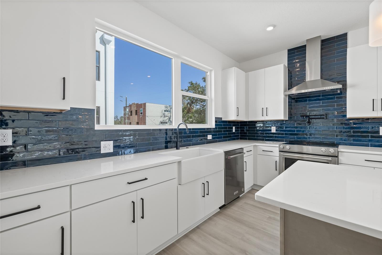 Listing photo id 14 for 307 15th Street N