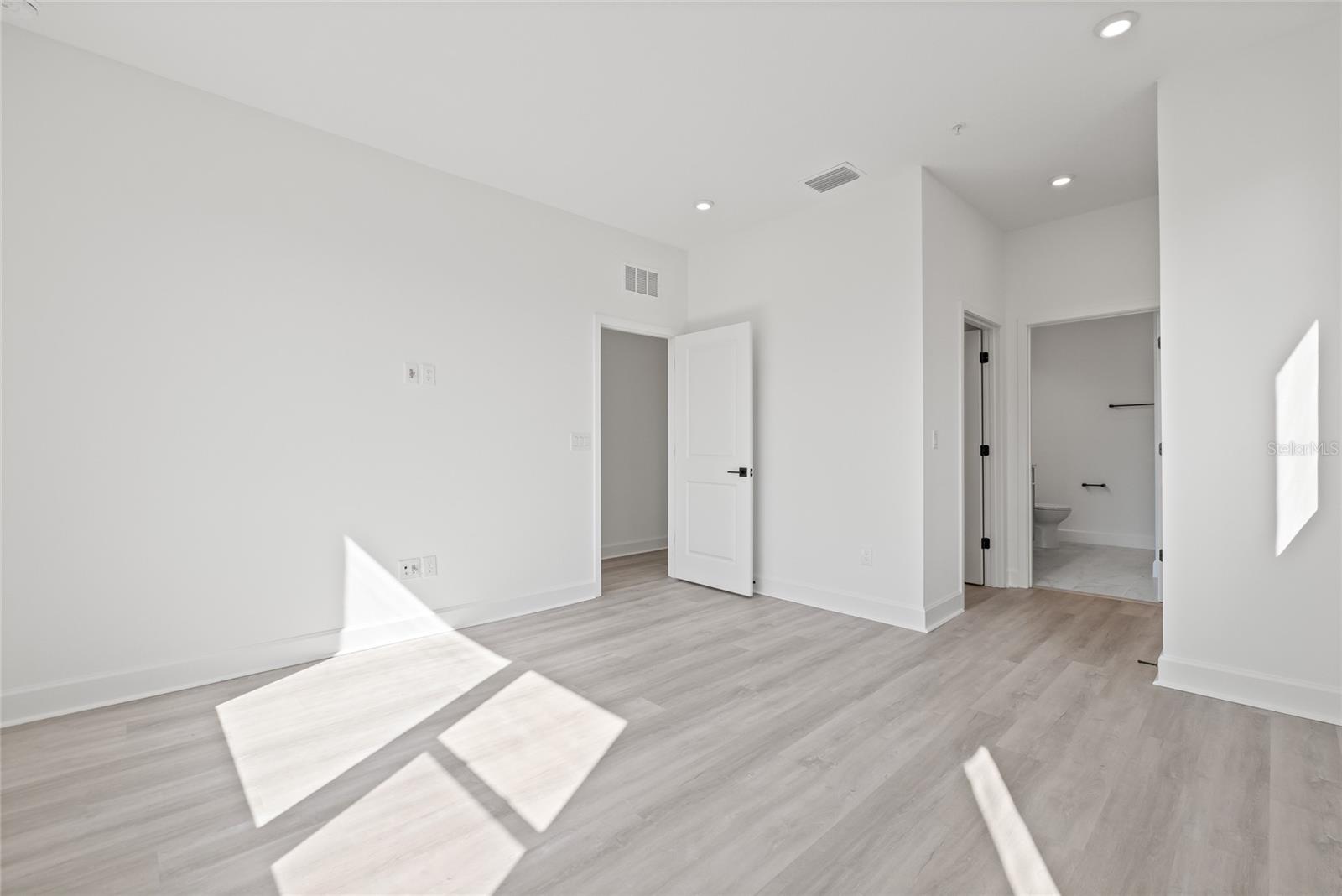 Listing photo id 23 for 307 15th Street N