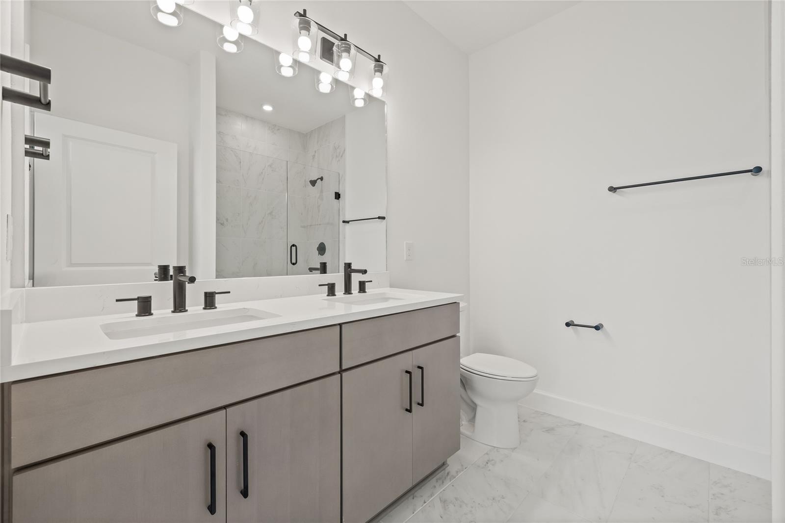 Listing photo id 25 for 307 15th Street N