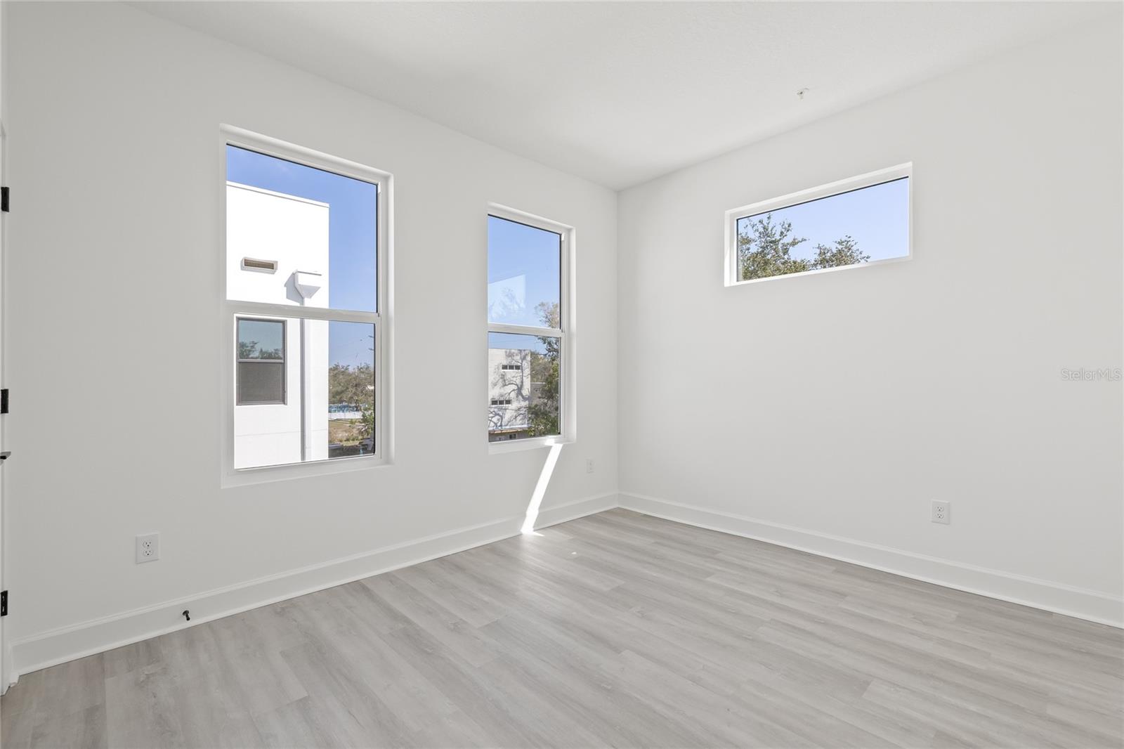 Listing photo id 27 for 307 15th Street N