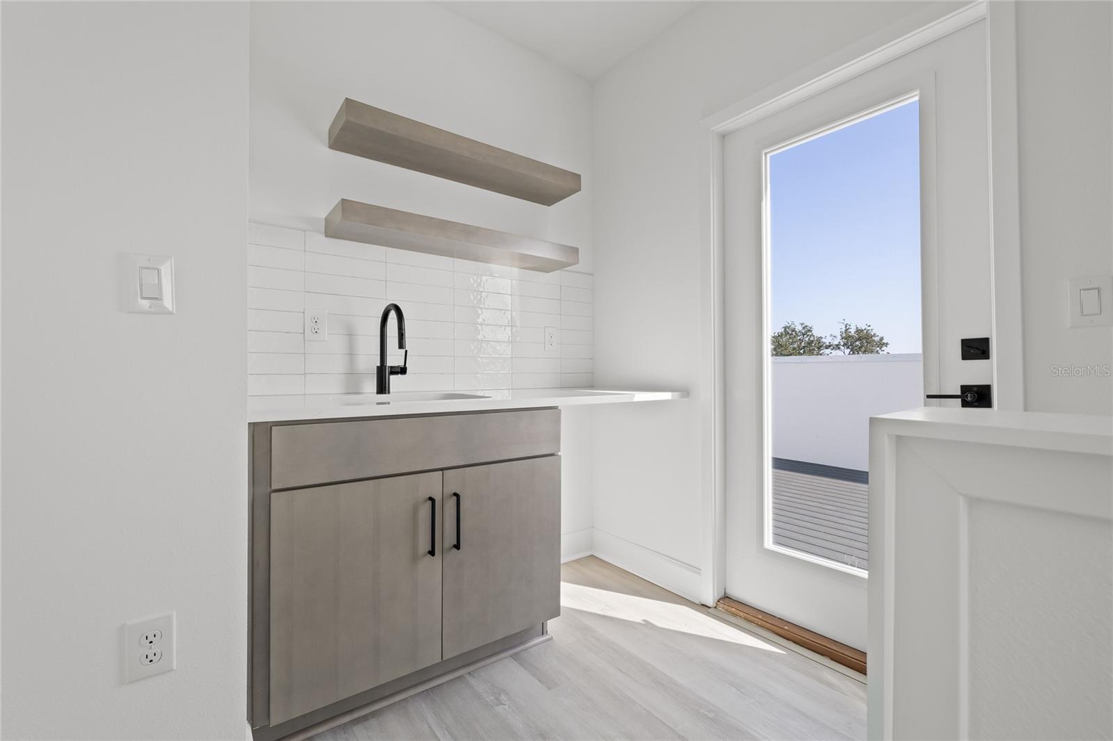 Listing photo id 31 for 307 15th Street N