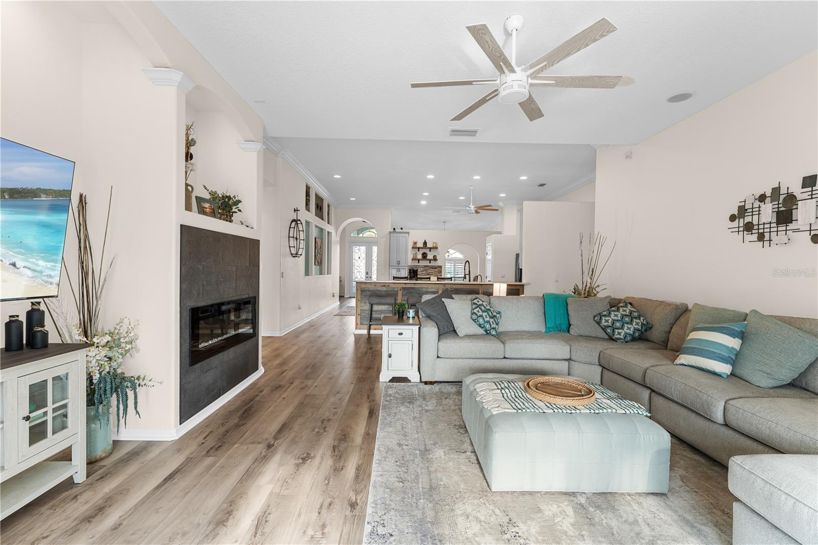 Image 18 of 81 For 9909 Kingshyre Way