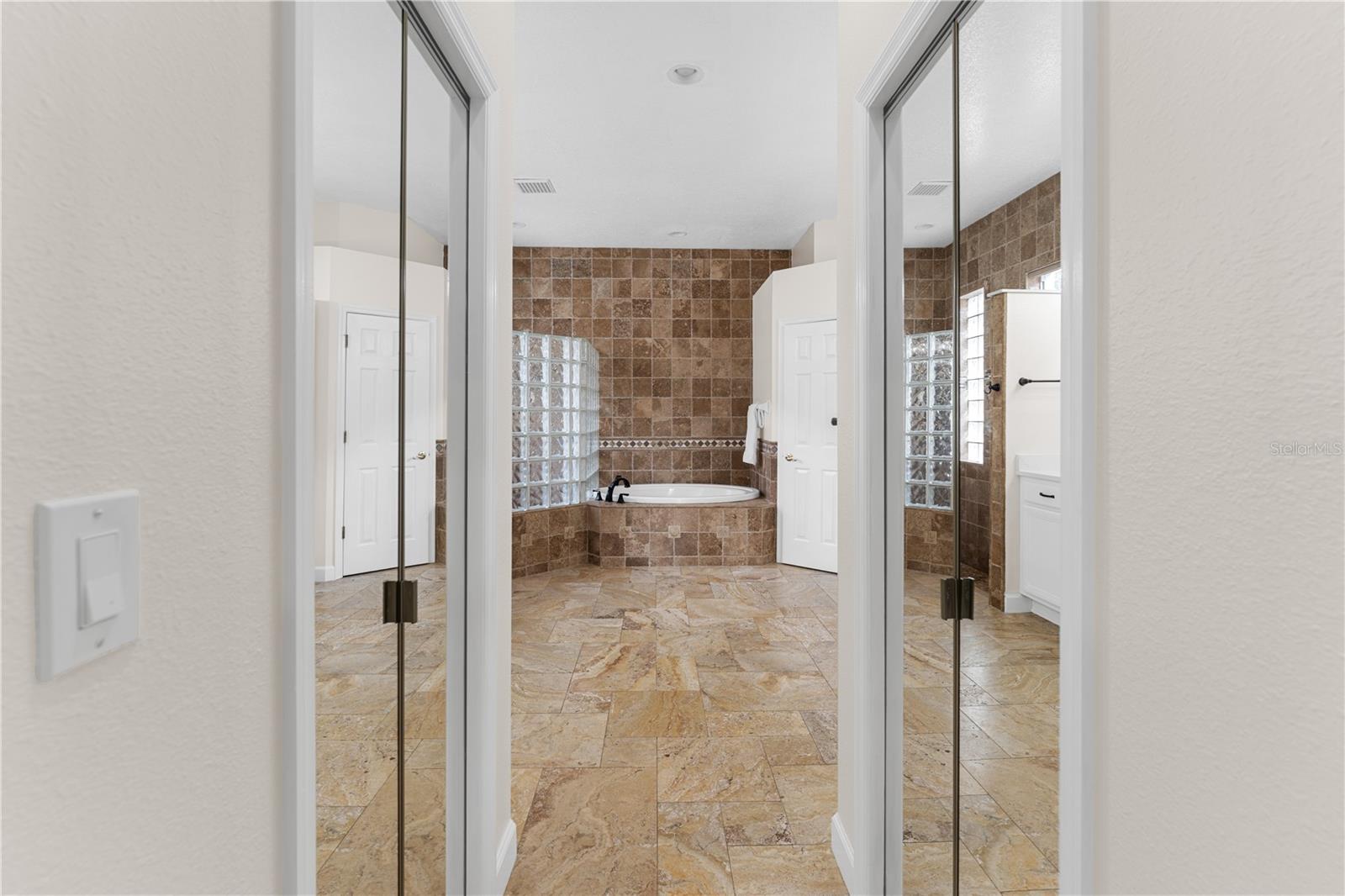 Image 27 of 81 For 9909 Kingshyre Way