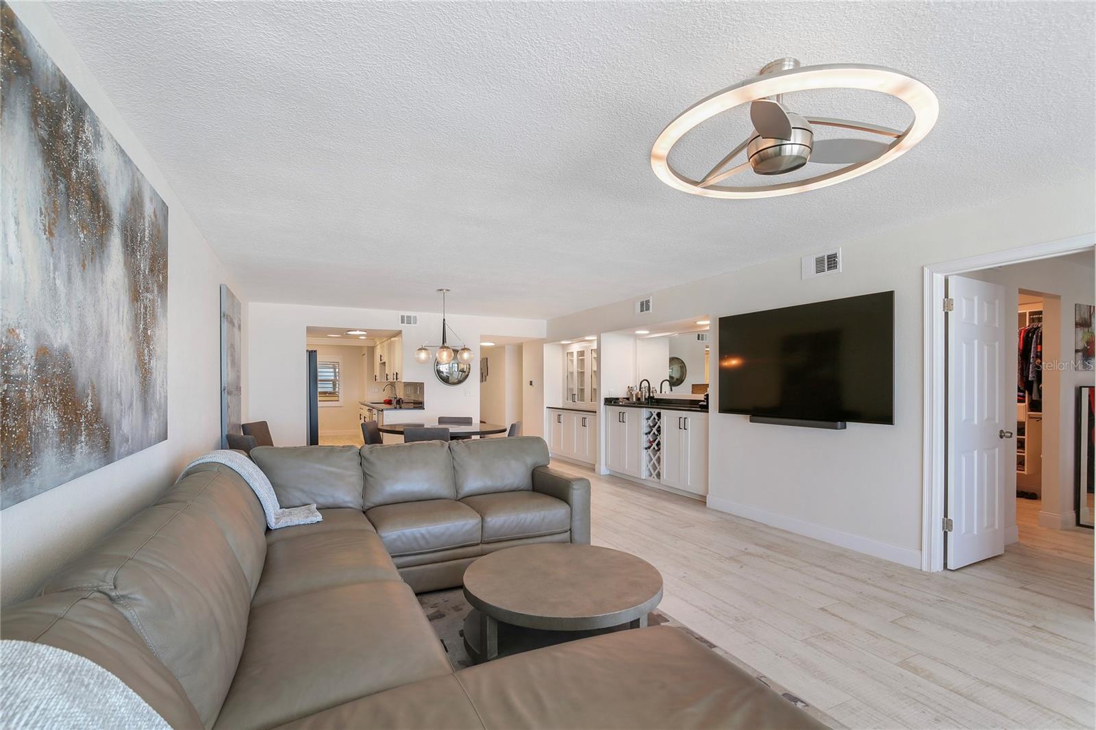 Image 14 of 56 For 2900 Gulf Boulevard 202