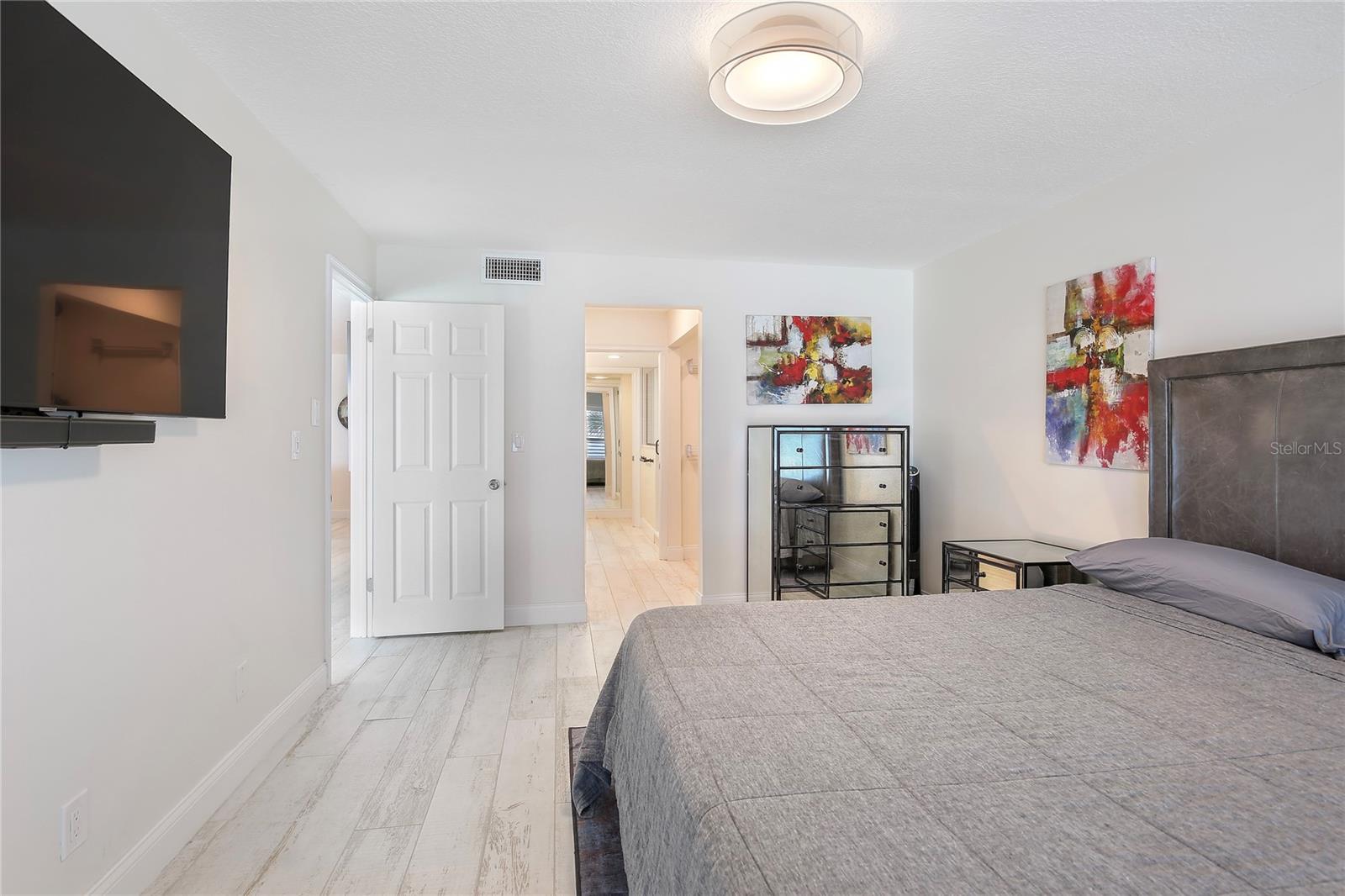 Image 24 of 56 For 2900 Gulf Boulevard 202