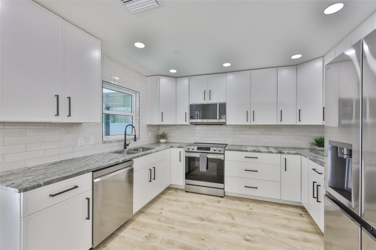 Listing photo id 14 for 13571 Audrey Lane