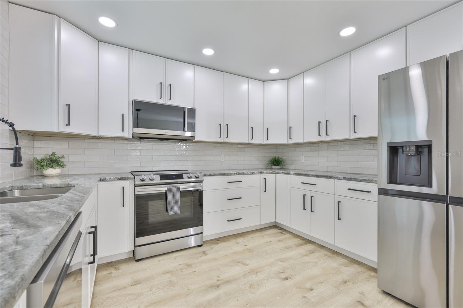 Listing photo id 15 for 13571 Audrey Lane