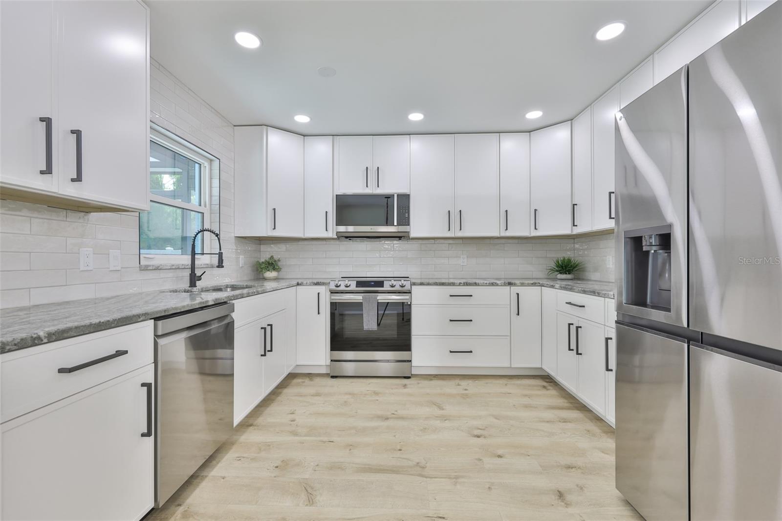 Listing photo id 16 for 13571 Audrey Lane