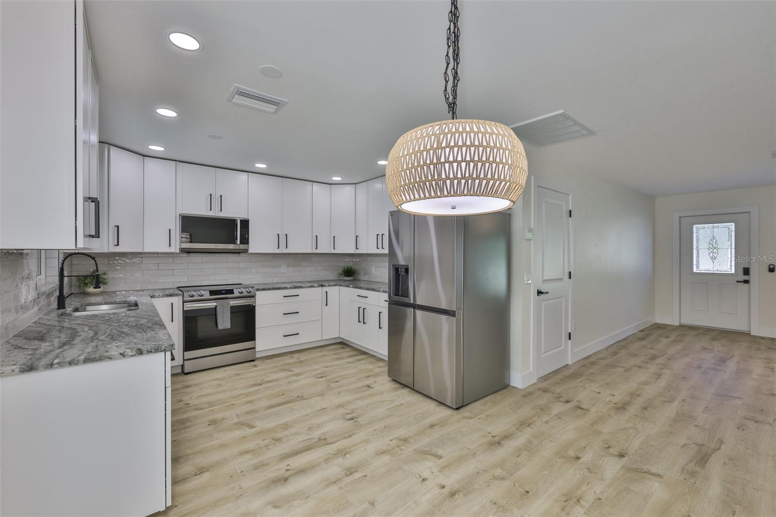 Listing photo id 17 for 13571 Audrey Lane