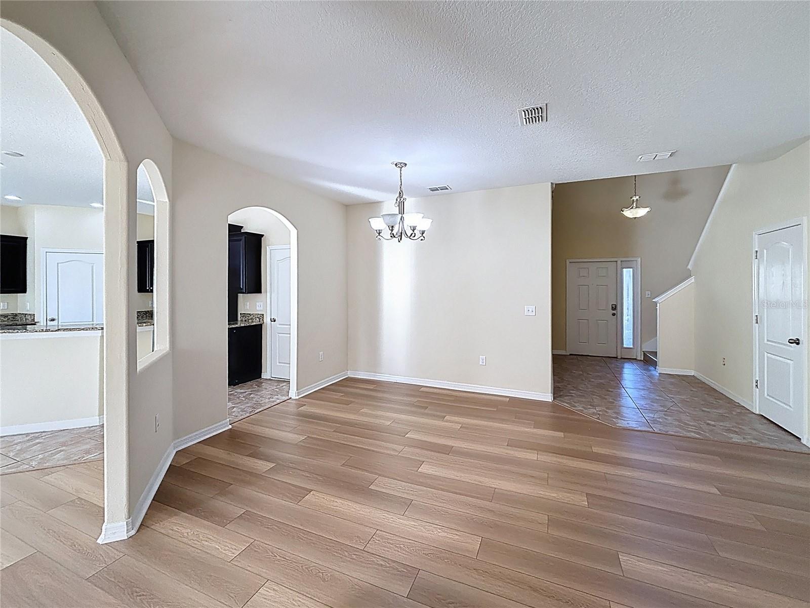 Image 4 of 39 For 10404 White Peacock Place