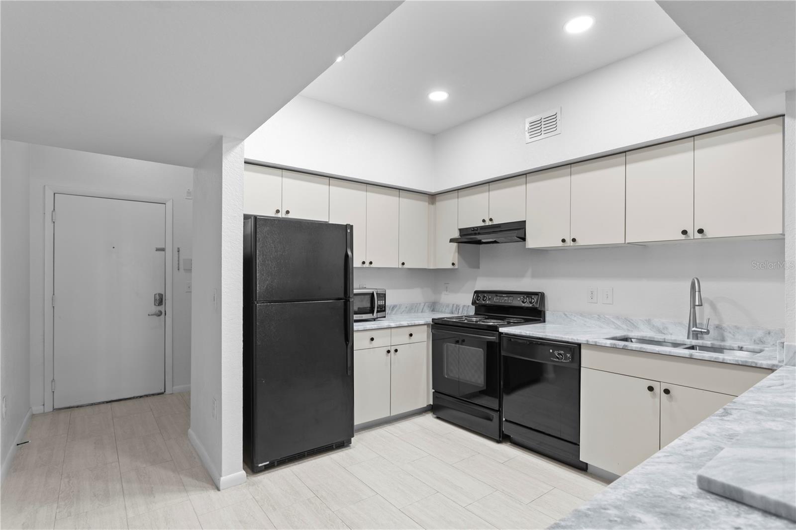 Image 4 of 17 For 520 Armenia Avenue 1226