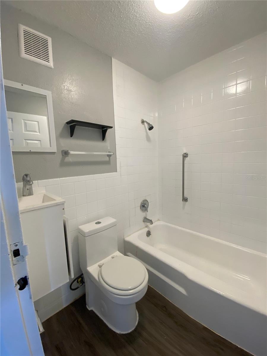 Image 5 of 6 For 515 Bon Air Street 230