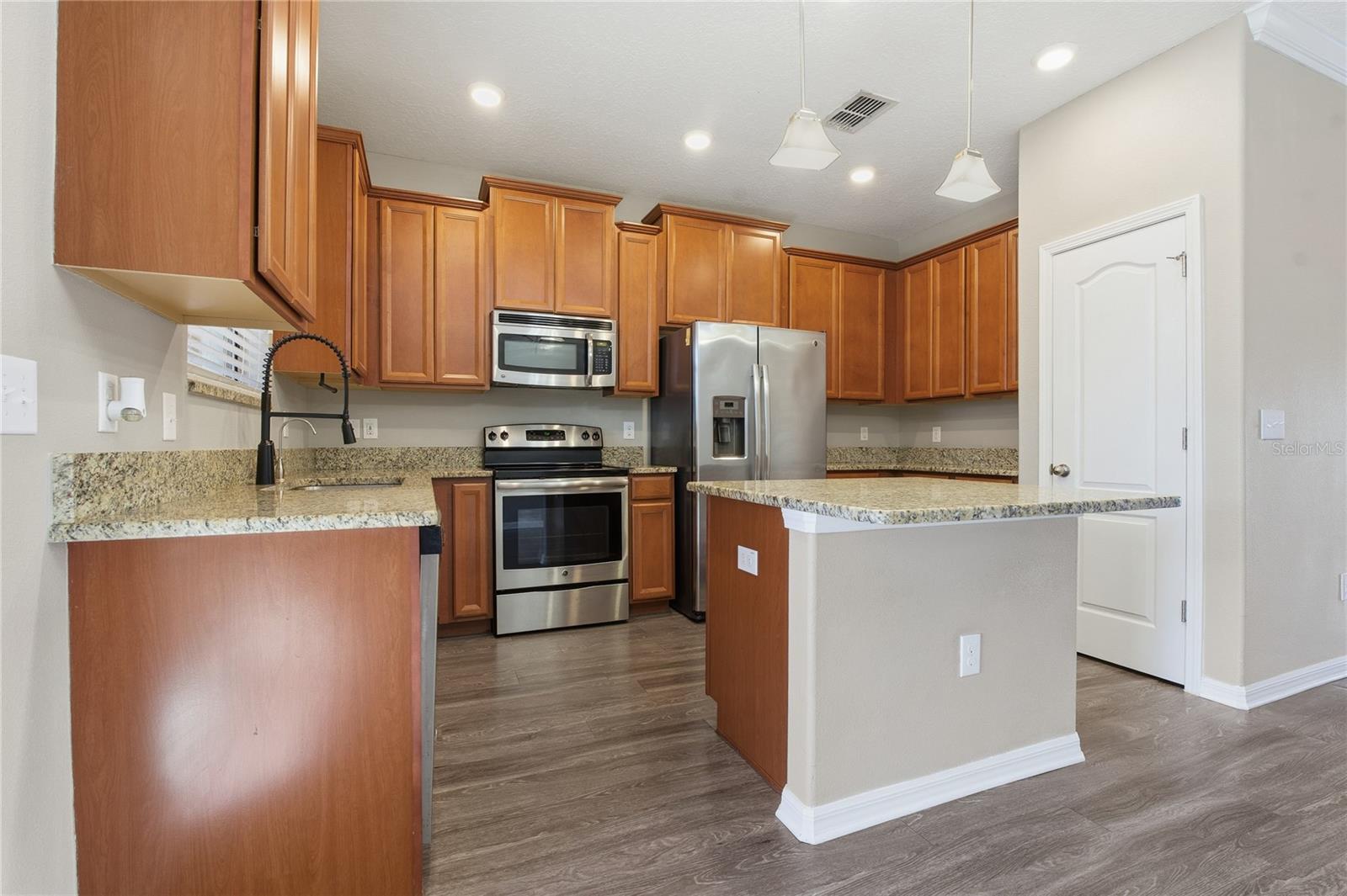 Listing photo id 13 for 4320 Fennwood Court