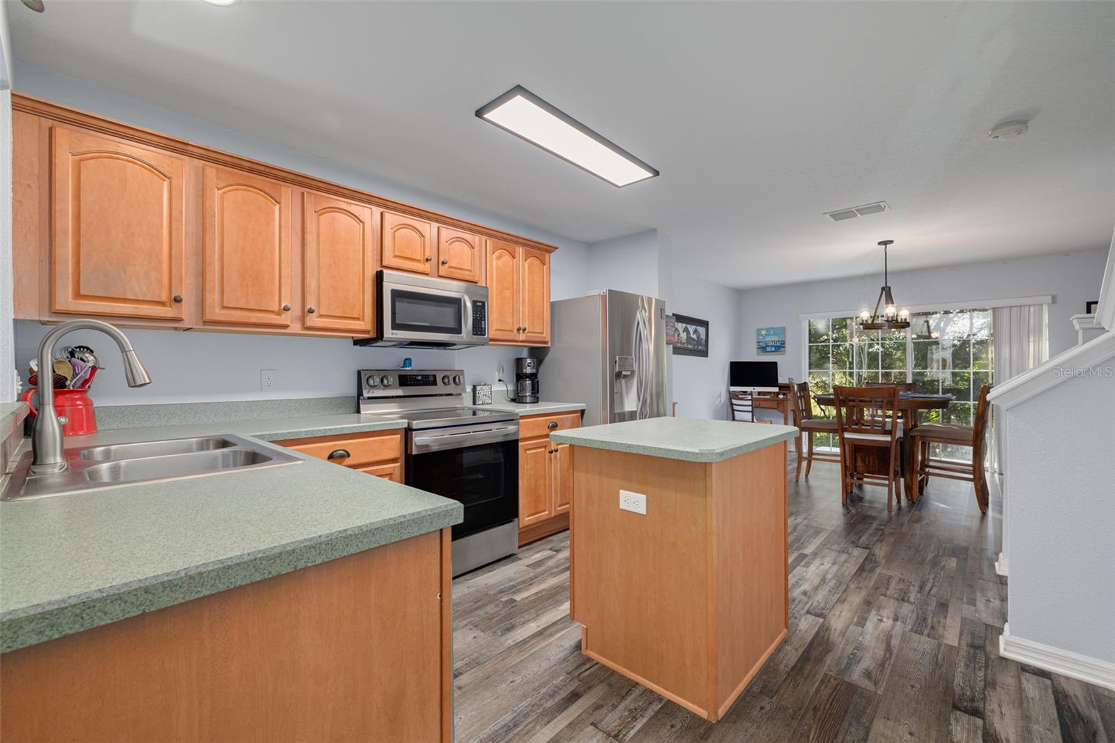 Listing photo id 5 for 2096 Sun Down Drive