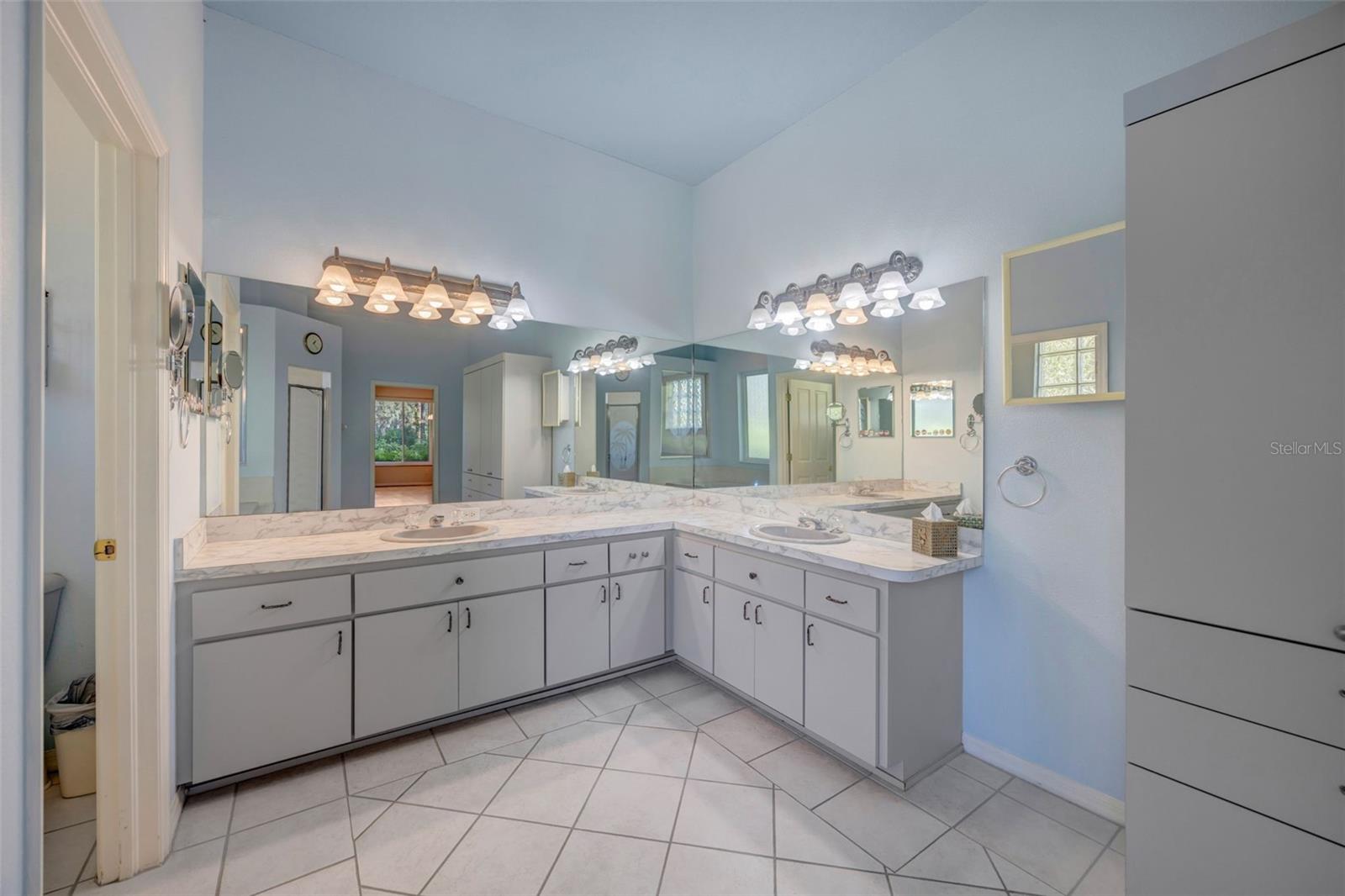 Image 28 of 63 For 305 Forest Wood Court