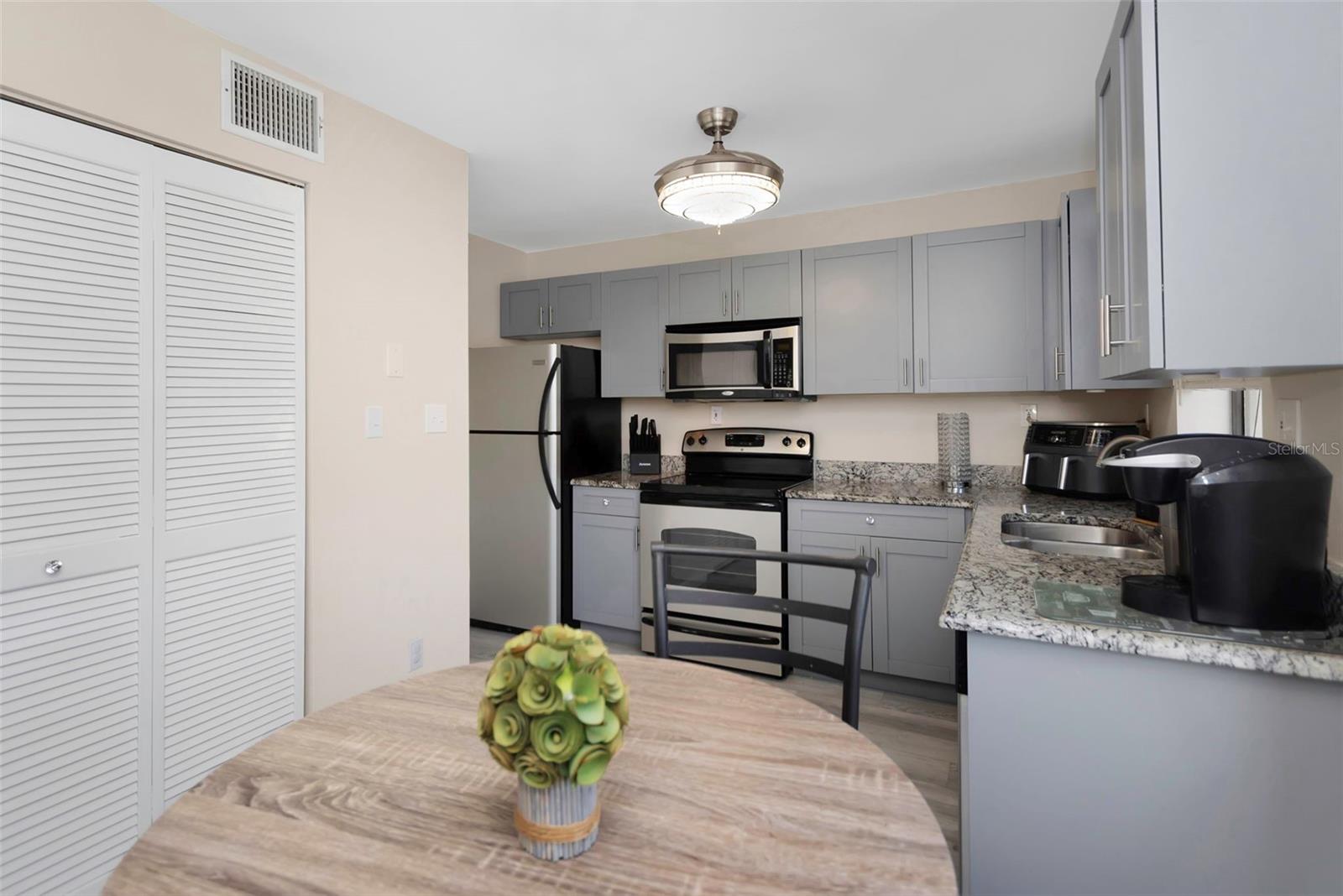 Image 21 of 49 For 1407 Adams Circle W