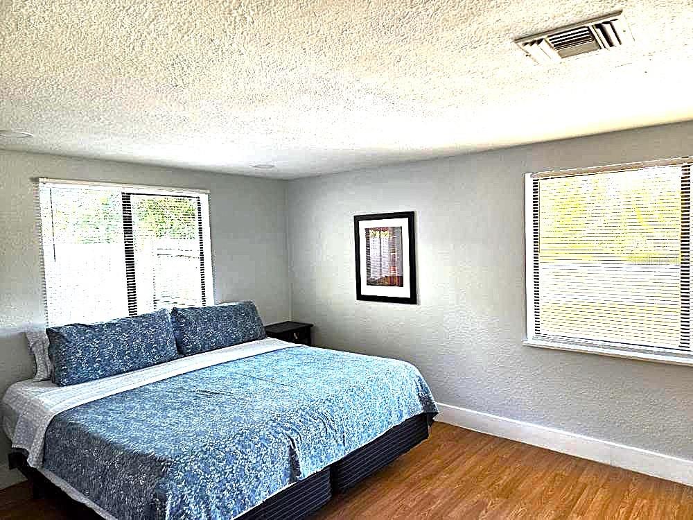 Image 10 of 17 For 6886 49th Avenue N