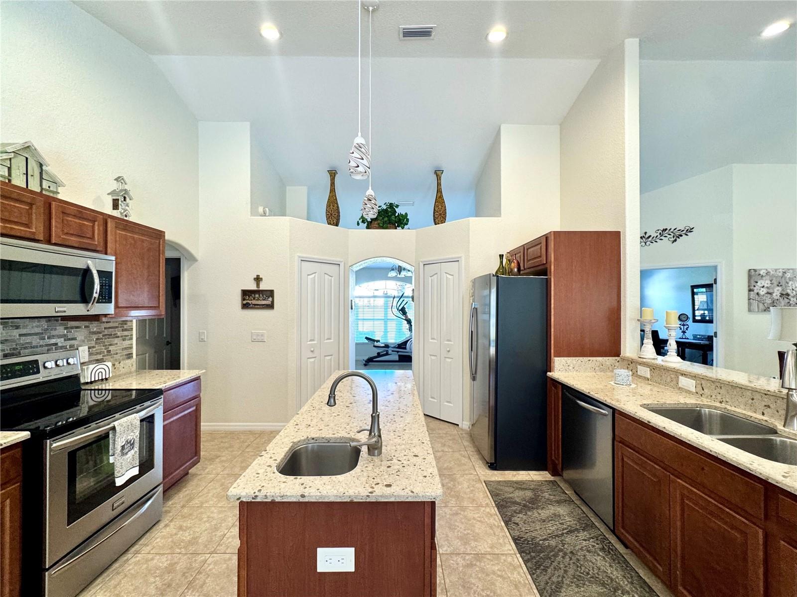 Image 16 of 79 For 13150 Don Loop