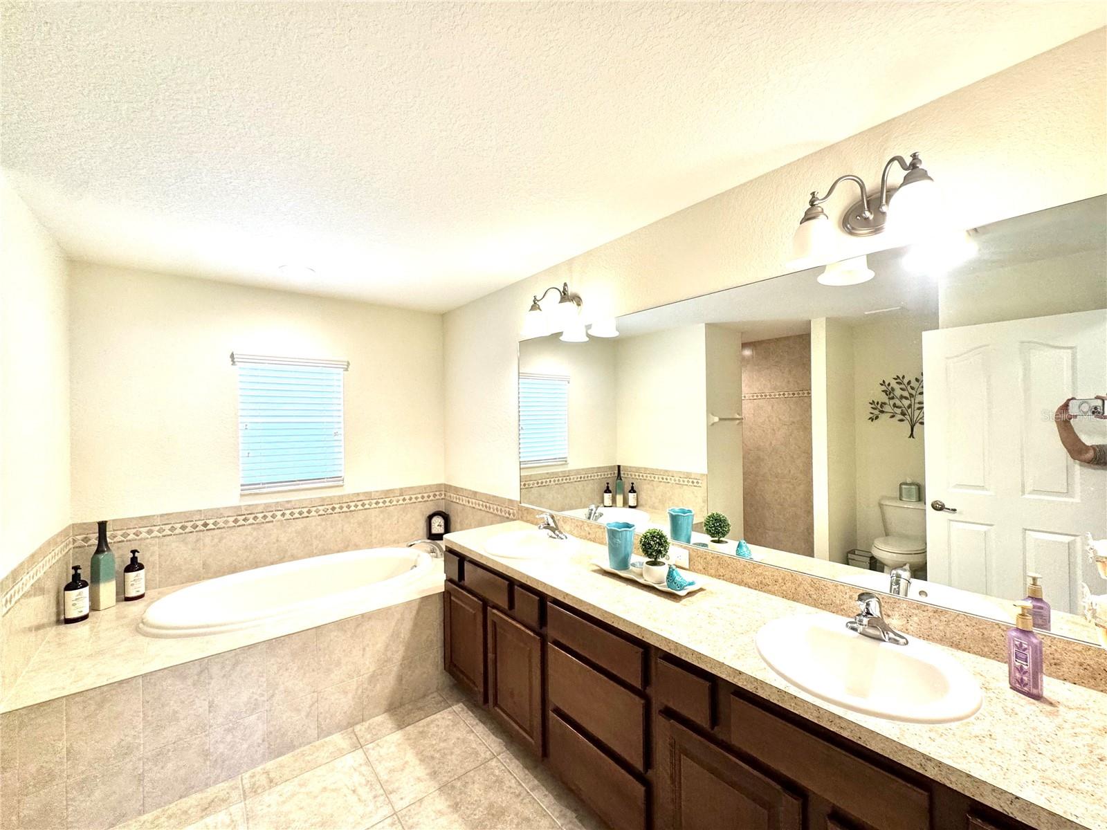 Image 24 of 79 For 13150 Don Loop