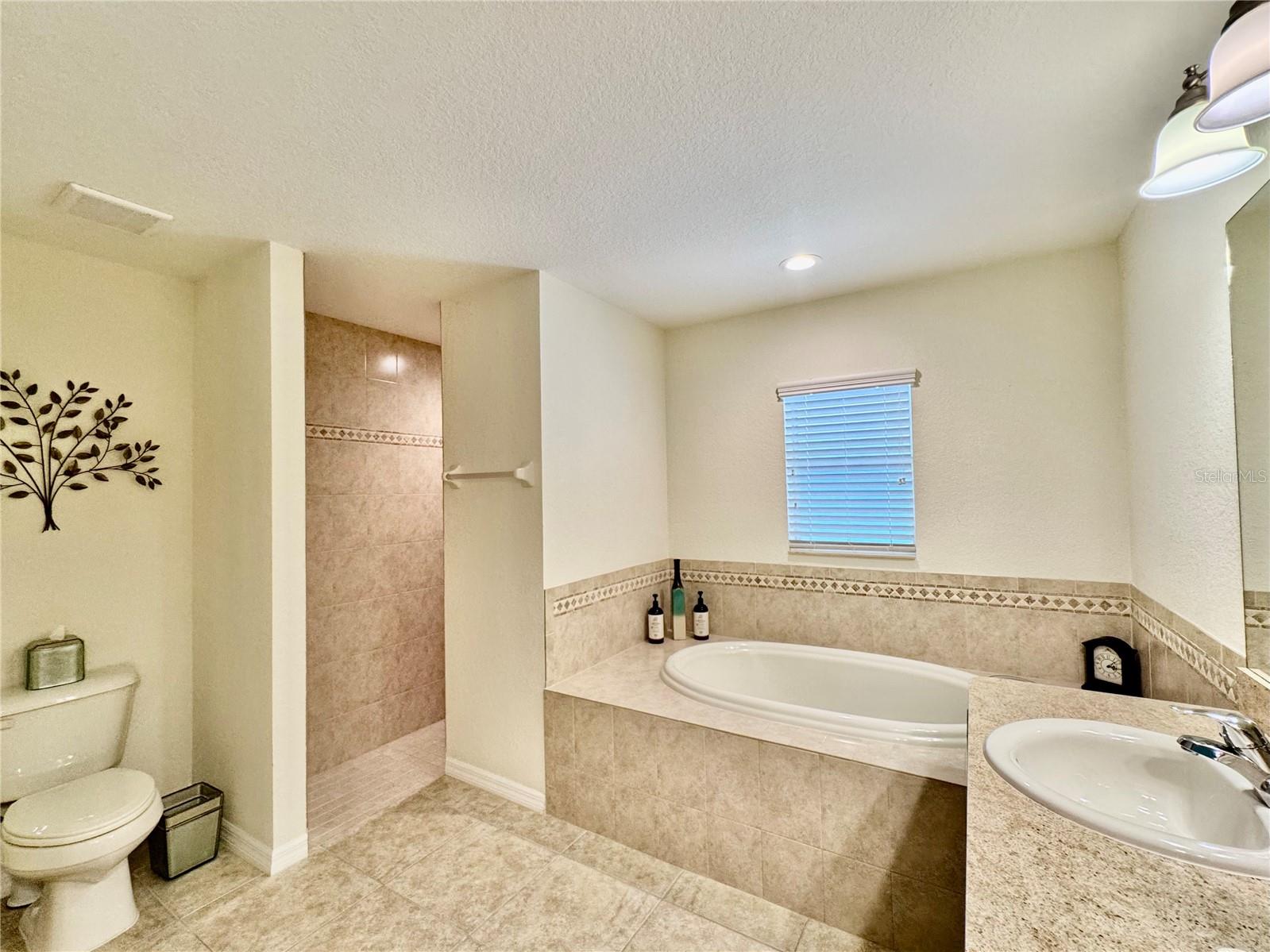 Image 25 of 79 For 13150 Don Loop