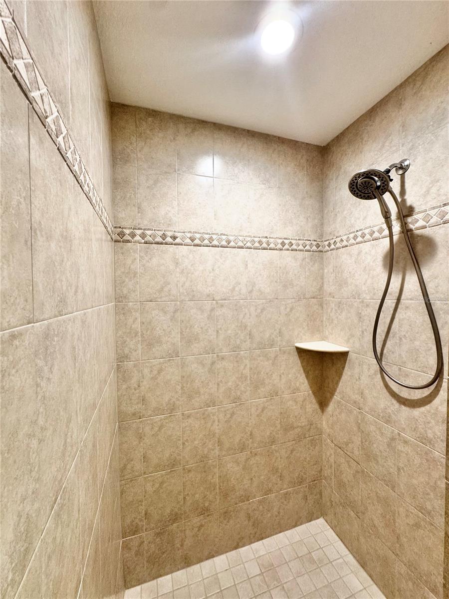 Image 26 of 79 For 13150 Don Loop