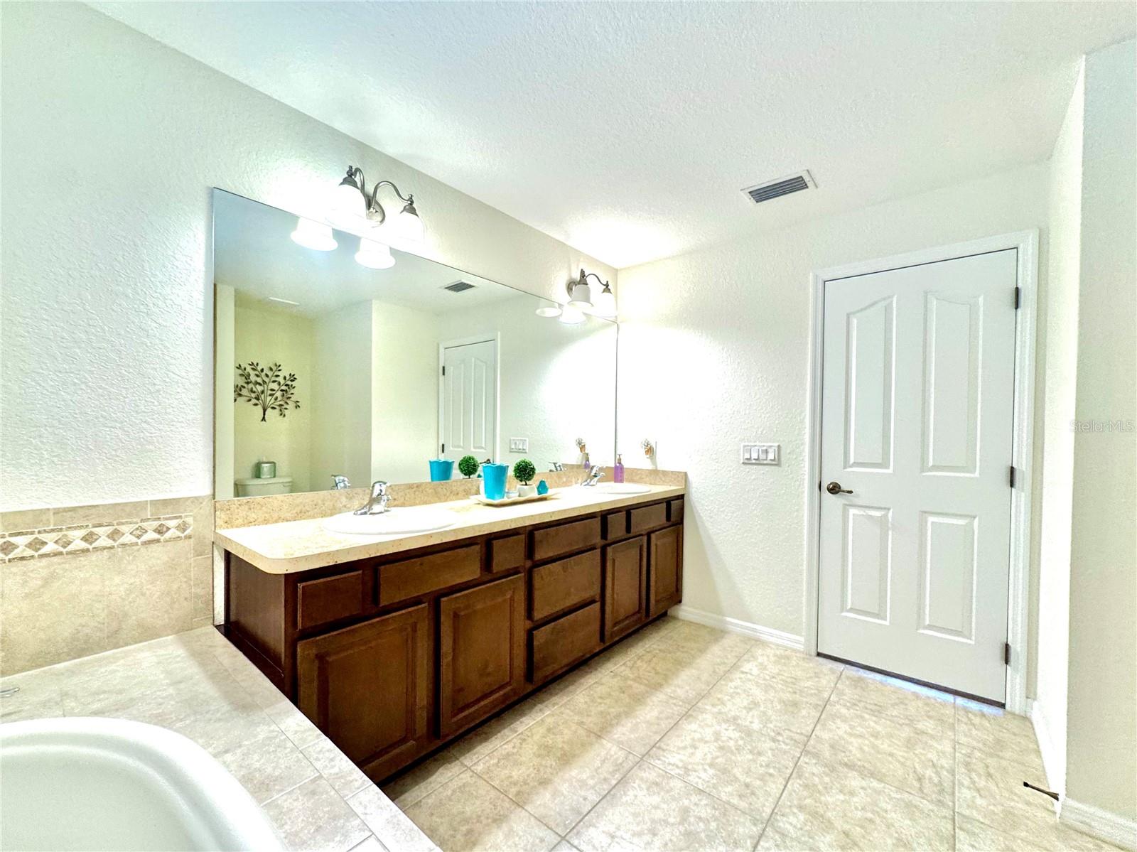 Image 29 of 79 For 13150 Don Loop