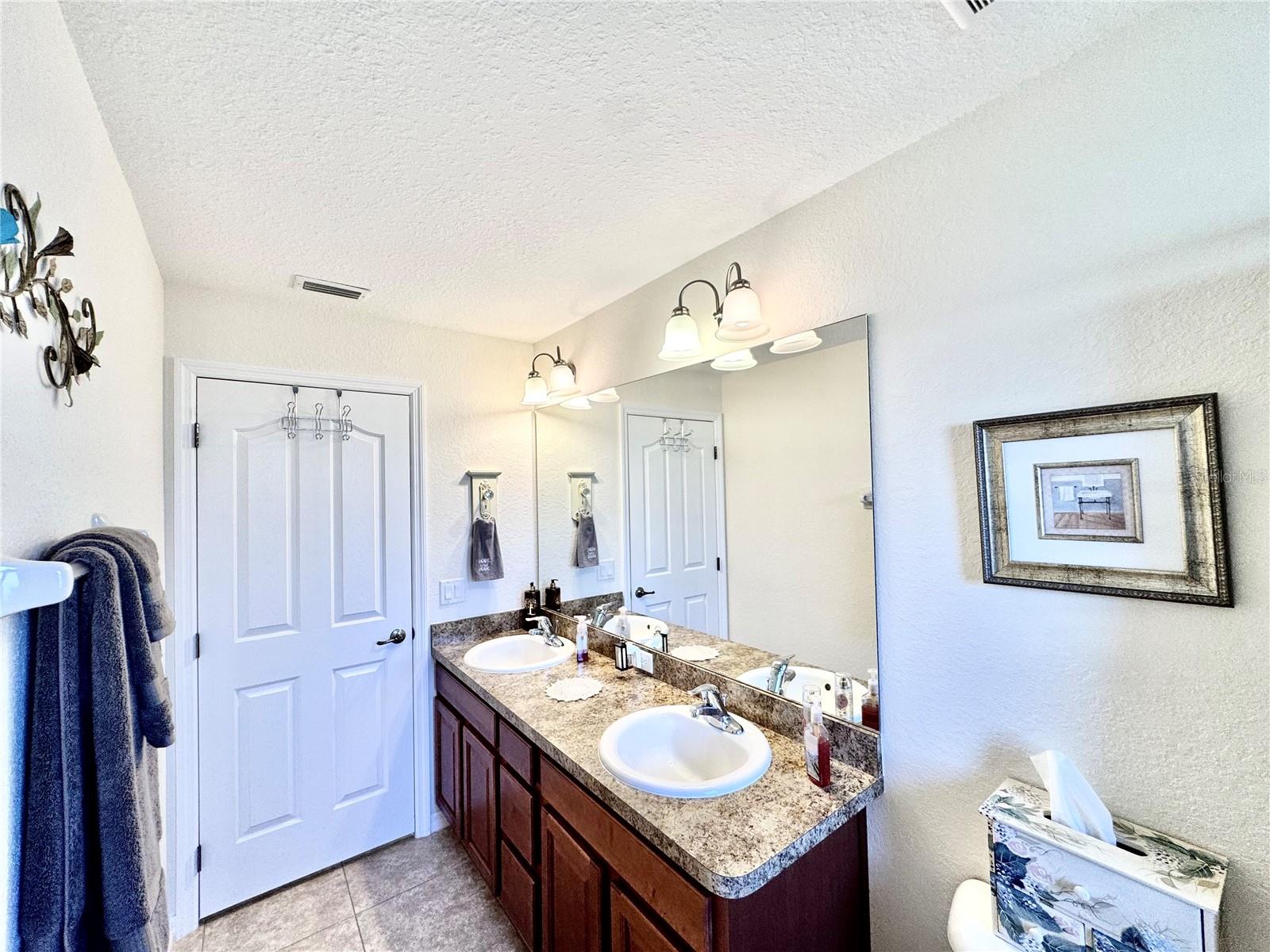 Image 37 of 79 For 13150 Don Loop