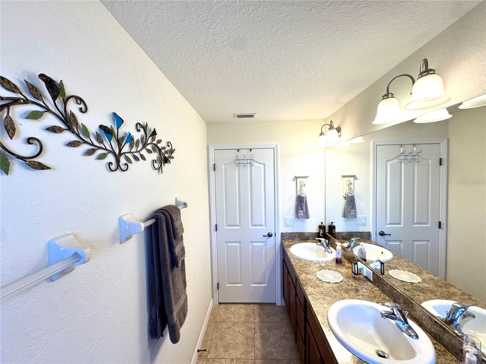 Image 38 of 79 For 13150 Don Loop