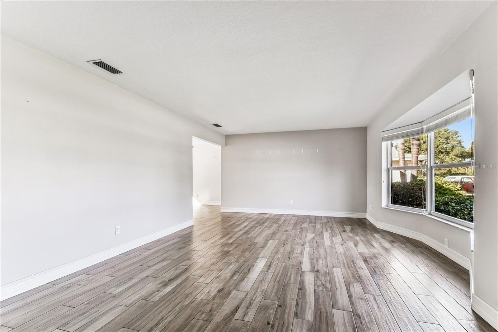 Image 13 of 91 For 13948 Brewster Drive