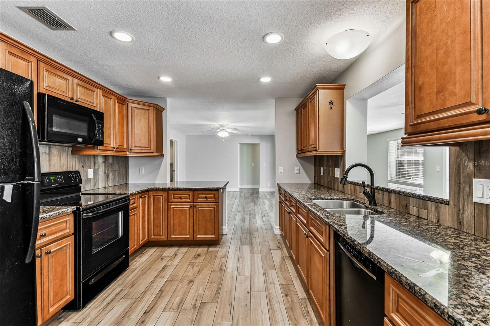 Image 20 of 91 For 13948 Brewster Drive