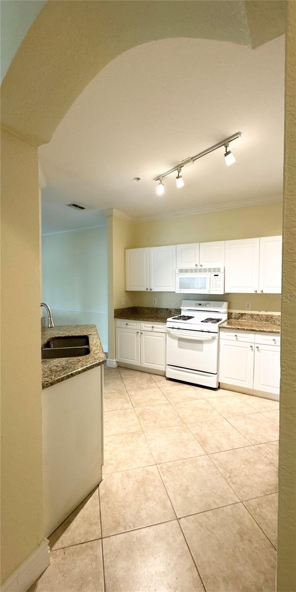 Image 8 of 34 For 2713 Via Murano  219