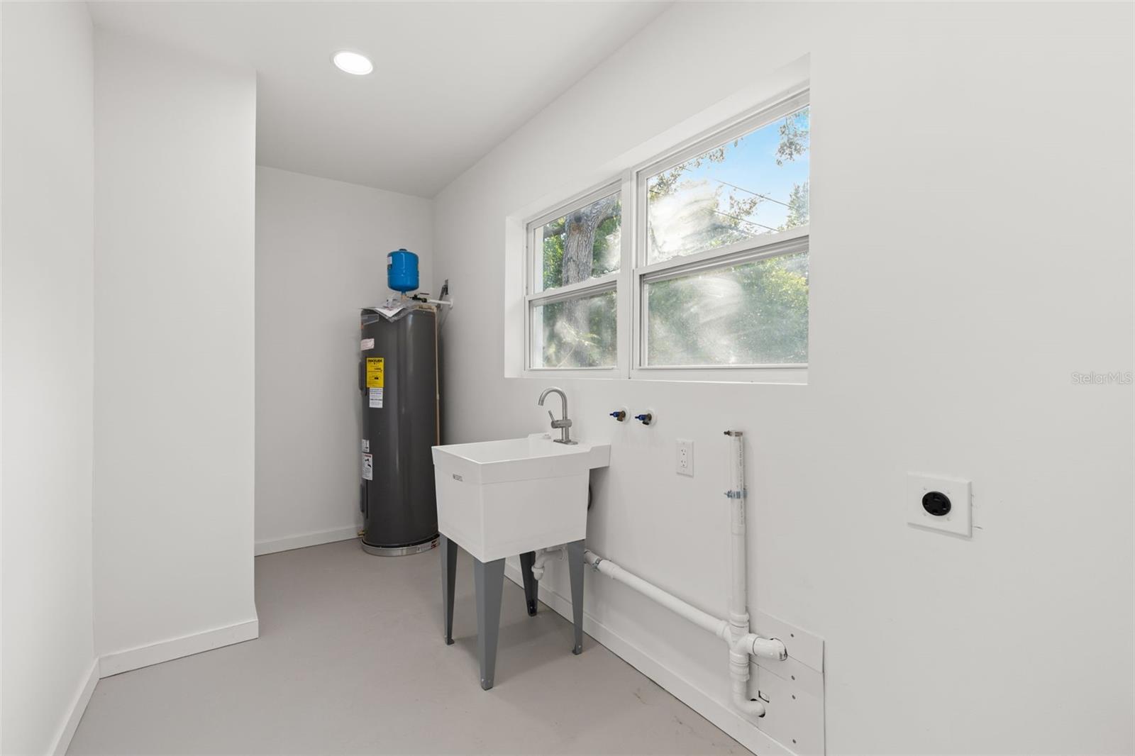 Image 23 of 30 For 885 James Street